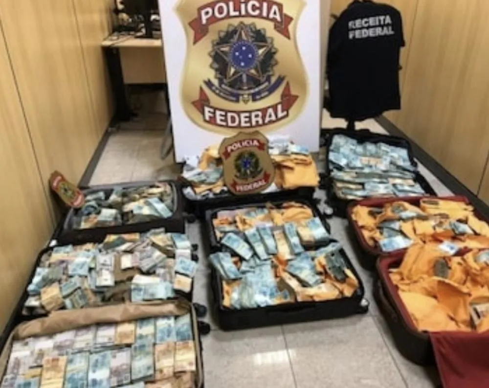 PF encontra sala secreta para guardar dinheiro em hangar de advogado ligado a Flávio Bolsonaro