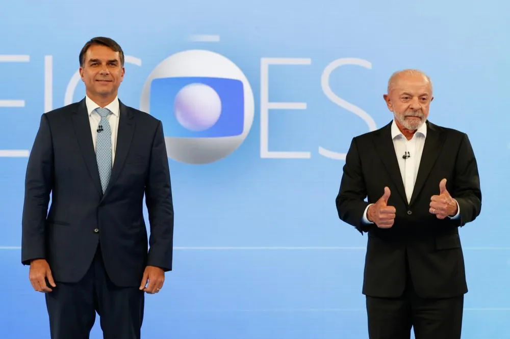 Os candidatos a presidente Flávio Bolsonaro e Lula no debate da Globo / Crédito: Fernando Frazão/Agência Brasil