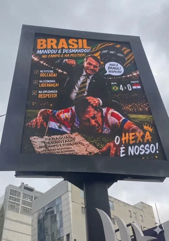 Cartazes com imagem de Jair Bolsonaro provocam revolta e vandalismo em Ciudad del Este