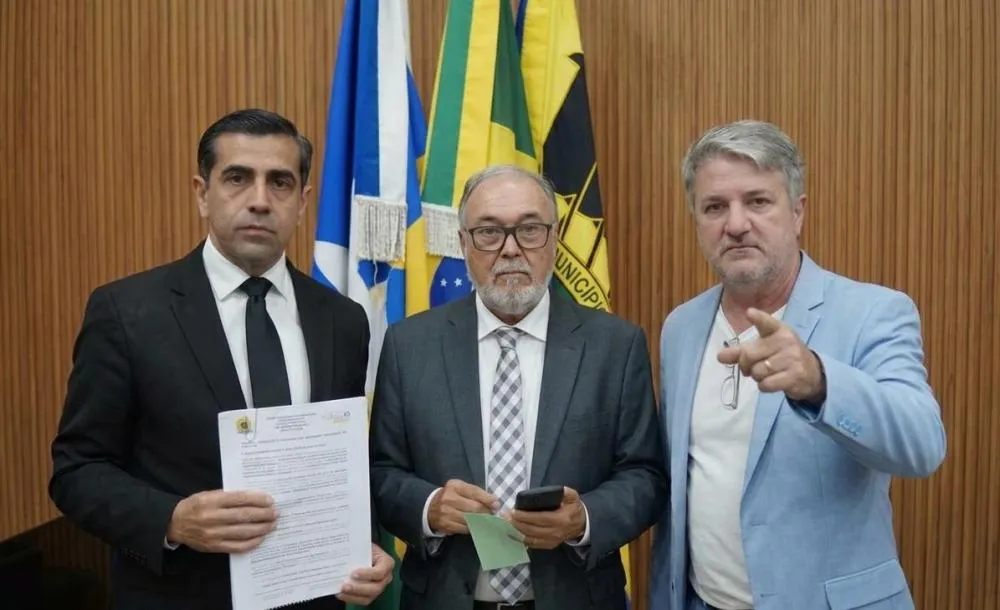 CONFUSÃO NA CÂMARA DE PORTO VELHO: VEREADOR AGRIDE CIDADÃO A SOCOS, CHUTES E FOGE PELAS PORTAS DOS FUNDOS