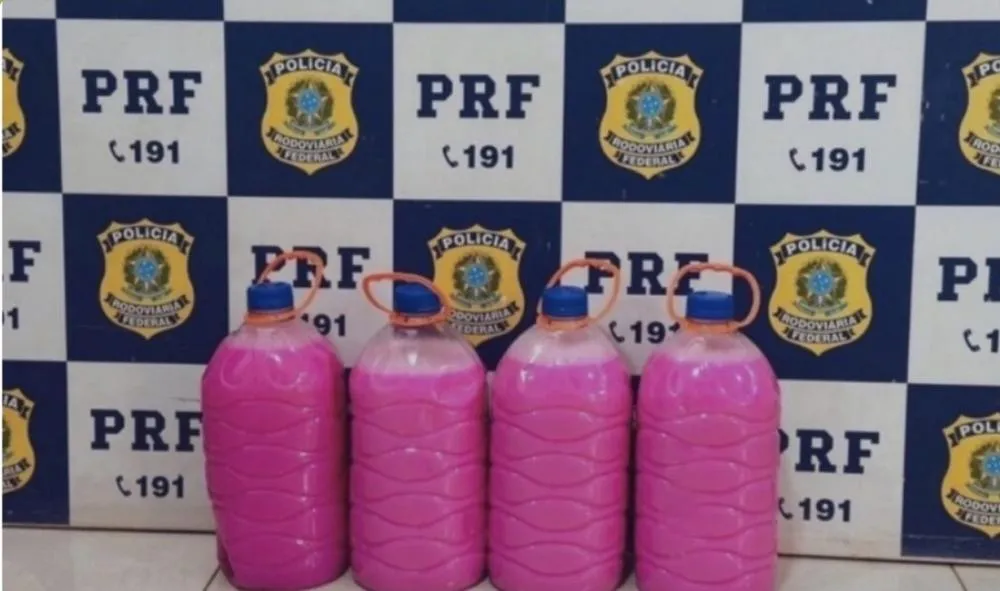 COCAÍNA ROSA? O plano diabólico do tráfico que camuflou quase 20 kg de droga pura em galões de “limpeza”!