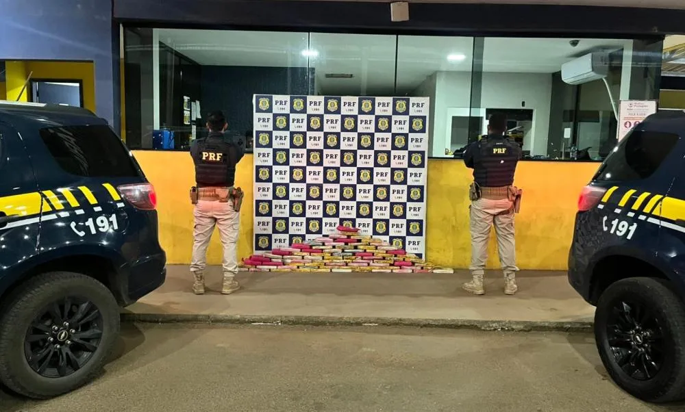 PRF apreende quase 80 kg de cocaína escondidos em malas de passageiro na BR-364