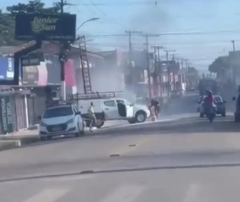 Carro da Energisa começa a pegar fogo na Zona Leste de Porto Velho