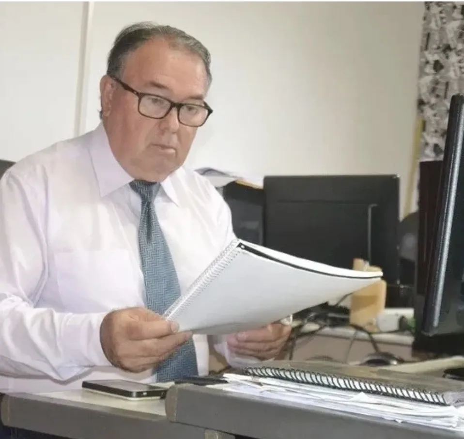 Caetano Neto Detona Câmara de Vilhena como “Parlamento Mirim” e Promete Processar Vereadores por Doação de Hospital