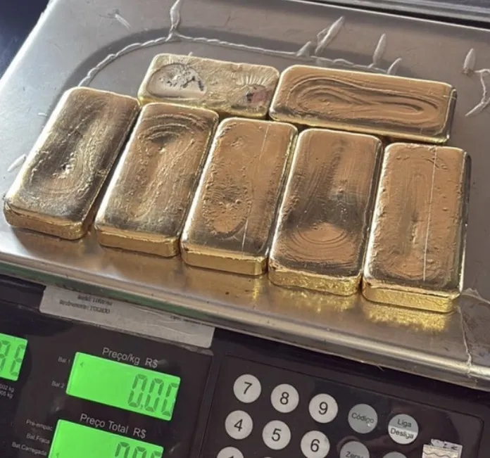 Passageiro é preso com quase 3,5 kg de ouro escondidos nos sapatos e tornozelos em ônibus na BR-364