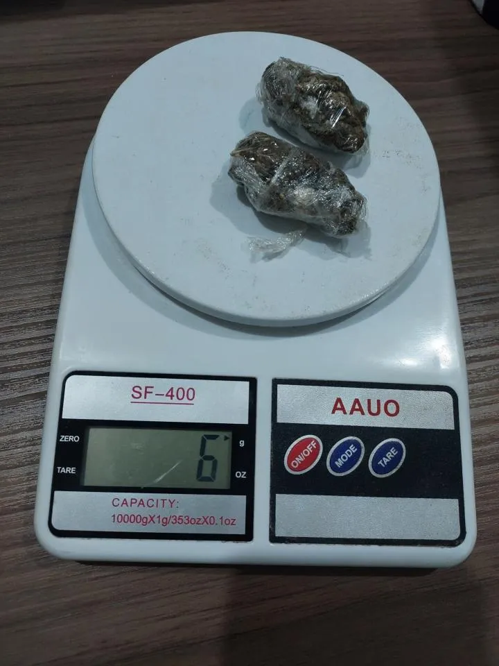 PM APREENDE CERCA DE 1 KG DE HAXIXE E PRENDE DUAS MULHERES DURANTE OPERAÇÃO CONTRA O TRÁFICO EM VILHENA