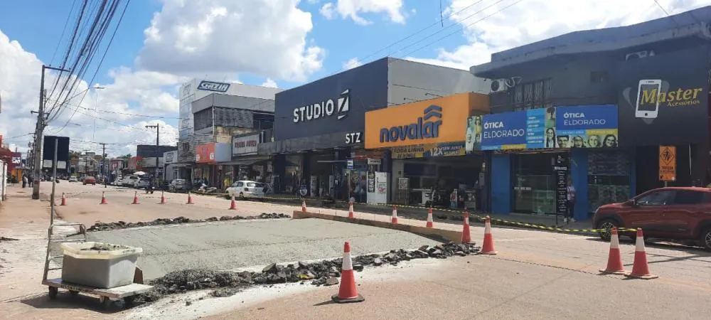 Pressão popular surte efeito e Avenida Jatuarana ganha redutor de velocidade em frente ao Supermercado Irmãos Gonçalves e NovaLar.